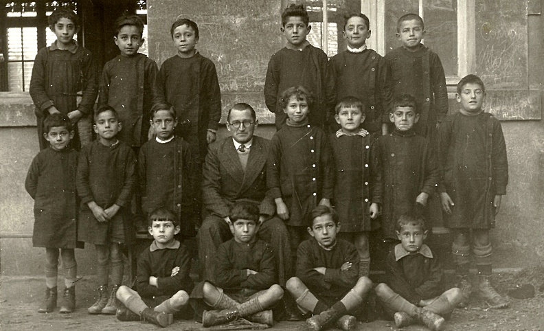 Photo de classe prise à Villemoustaussou à la fin des années 1930/début des années 1940.
Instituteur inconnu.
1er à gauche accroupi : Gilbert GUIRAUD
Sauf indication contraire, l'auteur des photos est anonyme, présumé décédé il y a moins de 75 ans et donc non libres de droits.
Chaque personne représentée sur une de ces photos bénéficie du droit à l'image. Si une personne qui se reconnait et/ou qui est dument identifiée ne souhaite pas être reconnue ou ne souhaite pas être identifiée dans l'album, elle est priée de contacter le webmaster (webmaster@guiraud.co) qui floutera et/ou retirera l'identification (sous réserve que la personne lésée prouve son identité, le droit à l'intégrité morale s'éteignant au décès). ecole-01.jpg