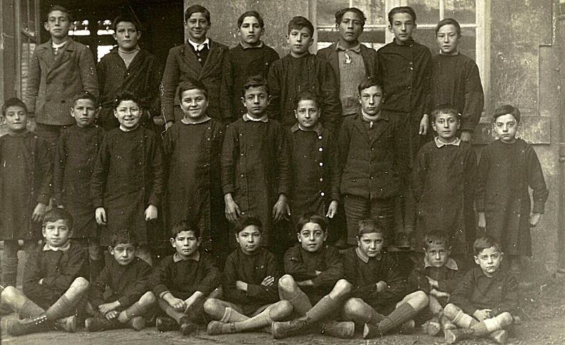 Photo de classe probablement prise à Villemoustaussou (bâtiment reconnaissable à l'arrière sur d'autres photos de classe de Villemoustaussou).
Pas d'individu reconnu sur la photo. Pas de date précise. Probablement une photo prise par Louis GUIRAUD l'instituteur ou pour son compte.
Sauf indication contraire, l'auteur des photos est anonyme, présumé décédé il y a moins de 75 ans et donc non libres de droits.
Chaque personne représentée sur une de ces photos bénéficie du droit à l'image. Si une personne qui se reconnait et/ou qui est dument identifiée ne souhaite pas être reconnue ou ne souhaite pas être identifiée dans l'album, elle est priée de contacter le webmaster (webmaster@guiraud.co) qui floutera et/ou retirera l'identification (sous réserve que la personne lésée prouve son identité, le droit à l'intégrité morale s'éteignant au décès). ecole-02.jpg