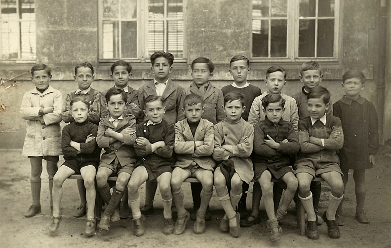 Photo de classe probablement à Villemoustaussou prise à la fin des années 1930/début des années 1940.
Probablement Gilbert GUIRAUD : dernier à droite assis au premier rang.
Sauf indication contraire, l'auteur des photos est anonyme, présumé décédé il y a moins de 75 ans et donc non libres de droits.
Chaque personne représentée sur une de ces photos bénéficie du droit à l'image. Si une personne qui se reconnait et/ou qui est dument identifiée ne souhaite pas être reconnue ou ne souhaite pas être identifiée dans l'album, elle est priée de contacter le webmaster (webmaster@guiraud.co) qui floutera et/ou retirera l'identification (sous réserve que la personne lésée prouve son identité, le droit à l'intégrité morale s'éteignant au décès). ecole-05.jpg