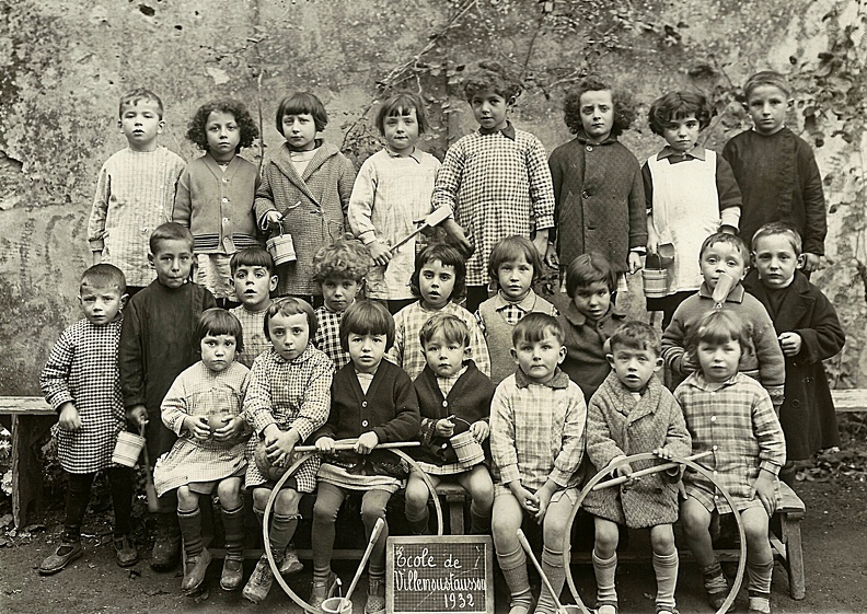 Photo de classe prise à Villemoustaussou en 1932 (d'après l'affichette au premier plan).
Peut-être Gilbert GUIRAUD le 1er débout à gauche au dernier rang.
Sauf indication contraire, l'auteur des photos est anonyme, présumé décédé il y a moins de 75 ans et donc non libres de droits.
Chaque personne représentée sur une de ces photos bénéficie du droit à l'image. Si une personne qui se reconnait et/ou qui est dument identifiée ne souhaite pas être reconnue ou ne souhaite pas être identifiée dans l'album, elle est priée de contacter le webmaster (webmaster@guiraud.co) qui floutera et/ou retirera l'identification (sous réserve que la personne lésée prouve son identité, le droit à l'intégrité morale s'éteignant au décès). ecole-06.jpg