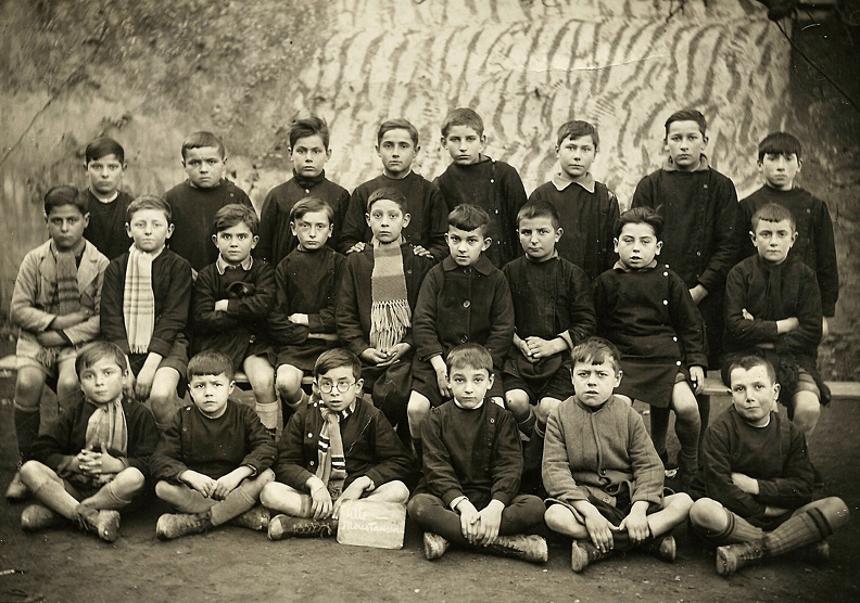 Photo de classe de Villemoustaussou (d'après l'affichette au premier plan) datant du début des années 1930.
6ème à partir de la gauche, assis au deuxième rang : François GUIRAUD (1922-2007).
Sauf indication contraire, l'auteur des photos est anonyme, présumé décédé il y a moins de 75 ans et donc non libres de droits.
Chaque personne représentée sur une de ces photos bénéficie du droit à l'image. Si une personne qui se reconnait et/ou qui est dument identifiée ne souhaite pas être reconnue ou ne souhaite pas être identifiée dans l'album, elle est priée de contacter le webmaster (webmaster@guiraud.co) qui floutera et/ou retirera l'identification (sous réserve que la personne lésée prouve son identité, le droit à l'intégrité morale s'éteignant au décès). ecole-francois-01.jpg