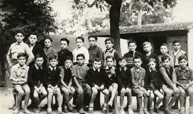 Photo de classe de la fin des années 30 - début des années 40. Probablement à Villemoustaussou.
6ème assis à partir de la gauche : Gilbert GUIRAUD.
Sauf indication contraire, l'auteur des photos est anonyme, présumé décédé il y a moins de 75 ans et donc non libres de droits.
Chaque personne représentée sur une de ces photos bénéficie du droit à l'image. Si une personne qui se reconnait et/ou qui est dument identifiée ne souhaite pas être reconnue ou ne souhaite pas être identifiée dans l'album, elle est priée de contacter le webmaster (webmaster@guiraud.co) qui floutera et/ou retirera l'identification (sous réserve que la personne lésée prouve son identité, le droit à l'intégrité morale s'éteignant au décès).
ecole-gilbert.jpg