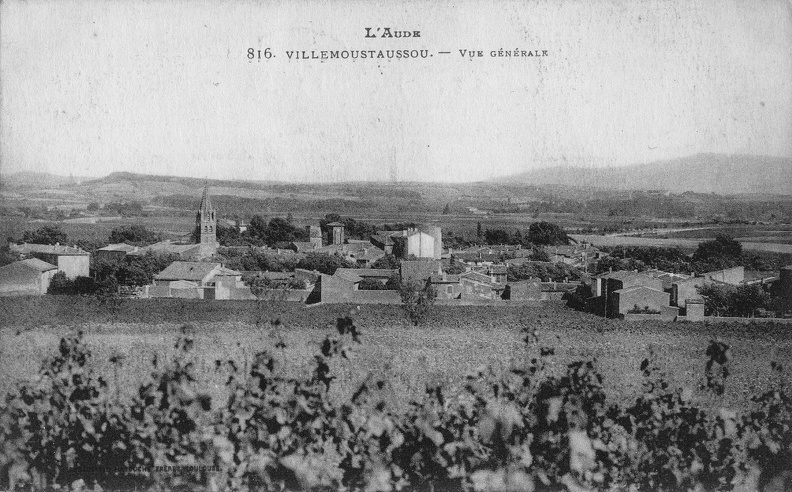 Carte postale ancienne représentant une vue générale de Villemoustaussou