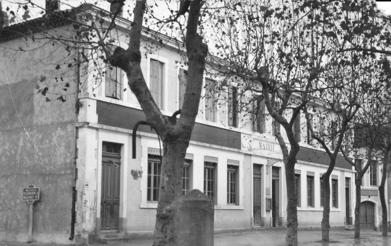 Photo de la mairie probablement prise durant après la Seconde guerre mondiale (qualité de photo, écriture au stylo bille au verso).
Photo dite exclusivité Journet pour le studio ETA-RA, 26 boulevard du Collège, Narbonne. villemoustaussou-mairie-niveaux.jpg