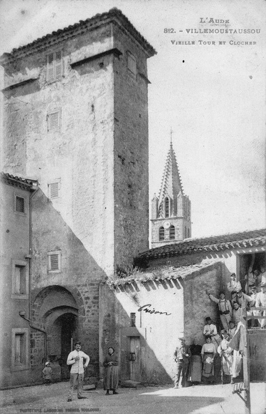 Sur cette carte postale ancienne éditée par les Frères Labouche de Toulouse ( L'Aude - 812 - Villemoustaussou - Vieille tour et clocher ) figurent des soldats de la première guerre mondiale et quelques habitants. Cette photo est à comparer avec celle des Frères Palau prise quelques années avant et sur laquelle on pouvait voir un arbre qui ne figure déjà plus sur la photo des Frères Labouche. villemoustaussou-tour-chateau-2-niveaux.jpg