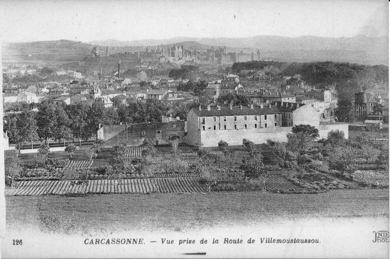Carte postale ancienne représentant un point de vue de Carcassonne et de sa cité depuis Villemoustaussou.
Edité par Anciens étab. Neurdein et Cie , peut-être entre 1916 et 1918 d'après le site de la BNF. villemoustaussou-vue-carcassonne-niveaux.jpg