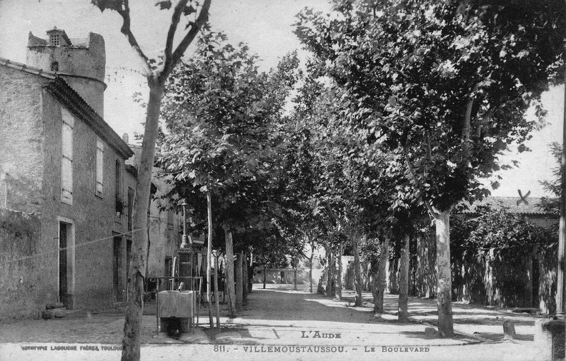 Promenade (ou Boulevard) de Villemoustaussou au début du XXème siècle