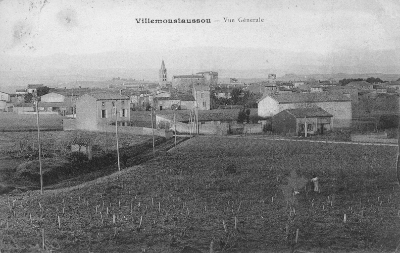 Comme beaucoup, cette carte postale a été expédiée depuis Villemoustaussou en 1915 pendant la Première Guerre Mondiale. Ceci dit, la signature au verso ne laisse pas entendre que la carte a été expédiée par un militaire. villemoustaussou-vue-générale-niveaux.jpg