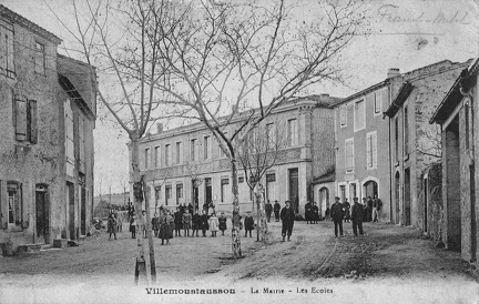 Vue de la mairie de Villemoustaussou du début du XXème siècle