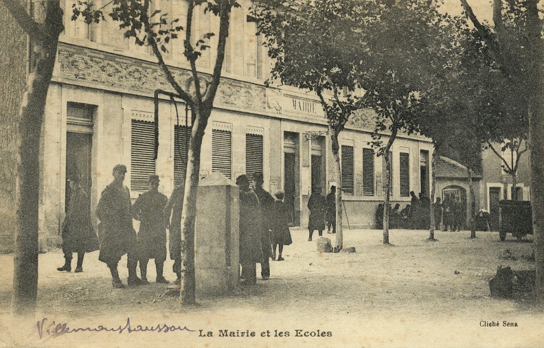 Soldats en permission (ou en formation) posant devant la Mairie de Villemoustaussou pendant la Première Guerre Mondiale. villemoustaussou-mairie-3-niveaux.jpg