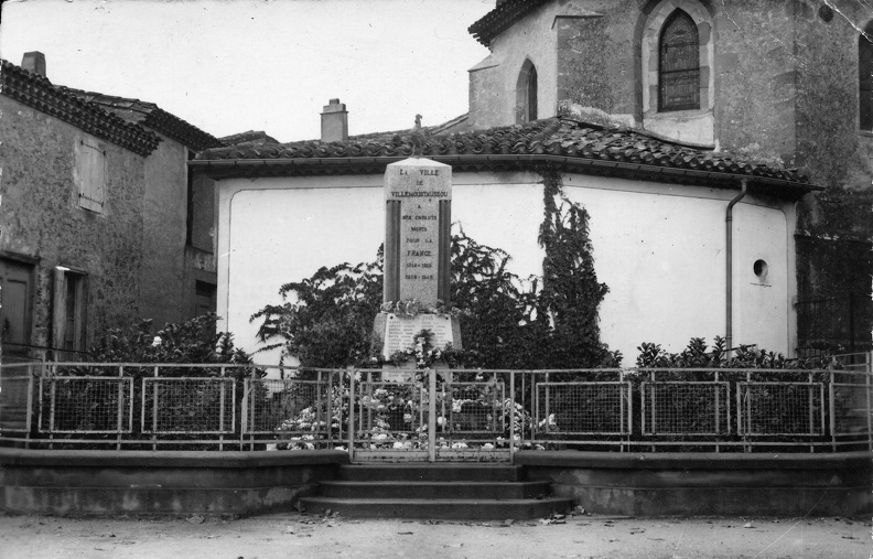 Carte postale publiée 1957 villemoustaussou-monument-morts-1957-niveaux.jpg