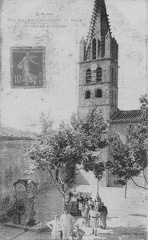 Villemoustaussou - Place de l'église et clocher