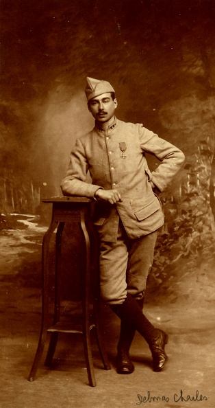 Photo en pied de Charles Delmas (famille Guiraud, cousin de Louis et Edouard Guiraud), décédé pendant le conflit.
Sauf indications contraires, les auteurs des documents sont anonymes, présumés décédés il y a moins de 75 ans et donc non libres de droit avant 2075 (scénario d'un photographe tout juste majeur en 1918 décédé centenaire en 2000). Nous nous dédouanons de toute réutilisation que vous pourriez faire.
Chaque personne représentée sur une de ces photos bénéficie du droit à l'image. Si une personne qui se reconnait et/ou qui est dument identifiée ne souhaite pas être reconnue ou ne souhaite pas être identifiée dans l'album, elle est priée de contacter le webmaster (webmaster@guiraud.co) qui floutera et/ou retirera l'identification (sous réserve que la personne lésée prouve son identité, le droit à l'intégrité morale s'éteignant au décès). charles-delmas-02.jpg