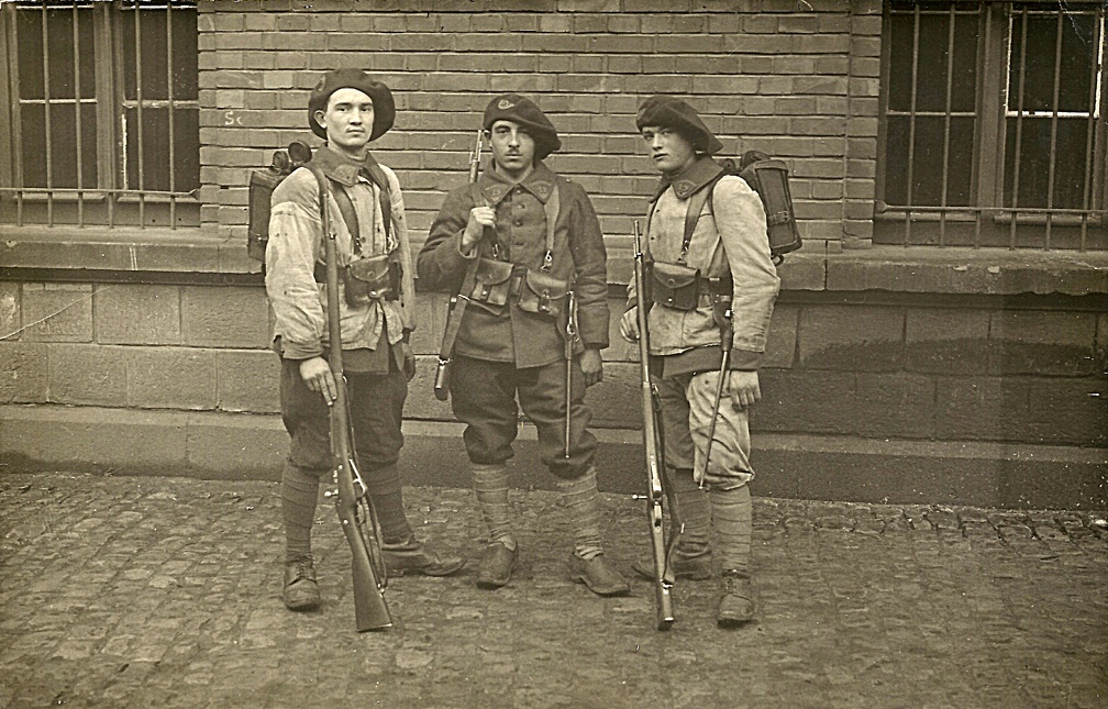 Trio de jeunes militaires