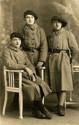 Portrait de trois jeunes militaires en uniforme