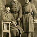 Portrait de trois jeunes militaires en uniforme