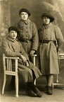 Portrait de trois jeunes militaires en uniforme