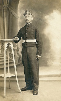 Portrait en pied de Louis Guiraud en uniforme