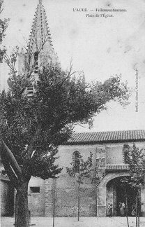 Place de l'église à Villemoustaussou