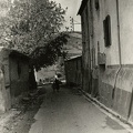 Silhouettes dans une rue de Pieusse